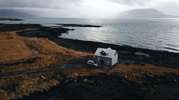 Peut-on trouver un hébergement en Islande avec immersion dans une ferme et soin aux chevaux islandais?